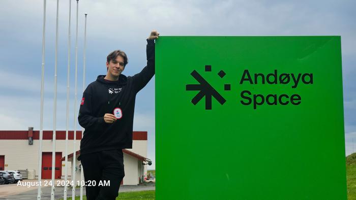Na zdjeciu Bartosz Rylski przy tablicy z napisem Andøya Space