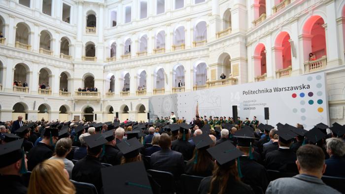 Na zdjęciu Duża Aula wypełniona ludźmi podczas uroczystości wręczania promocji doktorskich i habilitacyjnych oraz odznaczeń państwowych