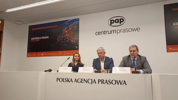 Na zdjęciu sygnatariusze Polskiego Partnerstwa dla Obserwacji Ziemi