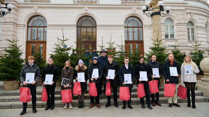 Na zdjęciu laureaci Stypendium pod choinkę 2024 z Rektorem PW prof. Krzysztofem Zarembą