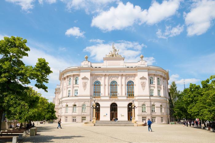 Gmach Główny PW z oddali