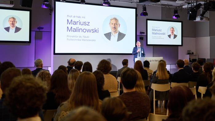 Na zdjęciu Prorektor ds. Nauki prof. Mariusz Malinowski podczas wystąpienia na inauguracji programu Google.org Cybersecurity Seminar