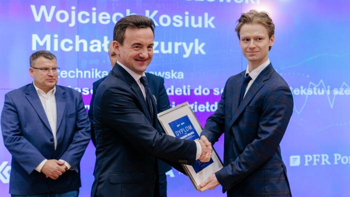 Na zdjęciu: student Szymon Matuszewski odbiera nagrodę Prezesa GPW