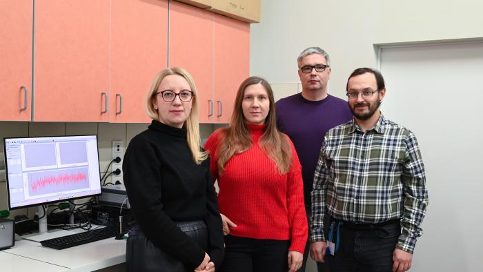 Na zdjęciu czworo naukowców w laboratorium