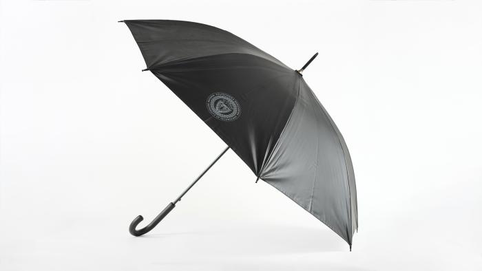 Na zdjęciu czarny parasol z logo Politechniki Warszawskiej