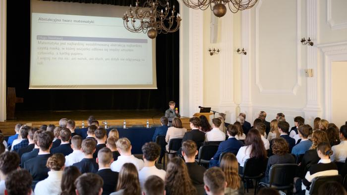 Na zdjęciu sala wypełniona ludźmi podczas wykładu na uroczystości nadania pracowni matematyki w I LO w Łomży imienia prof. Zygmunta Straszewicza