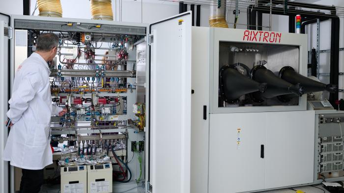 Na zdjęciu sprzęt w laboratorium LATTICE znajdującym się na terenie CEZAMAT-u oraz troje naukowców