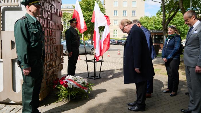 Na zdjęciu prof. Krzysztof Zaremba, Rektor Politechniki Warszawskiej składa kwiaty pod pomnikiem upamiętniającym udział naszych naukowców w akcji V1, V2