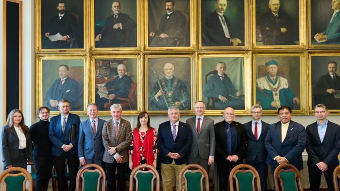 Na zdjęciu przedstawiciele Politechniki Warszawskiej i delegacji z Peru