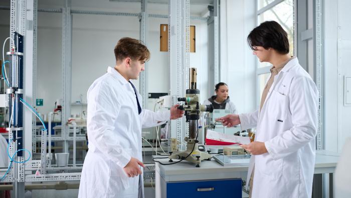 Na zdjęciu: studenci podczas zajęć w laboratorium