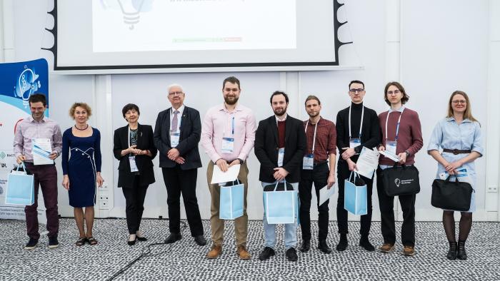Na zdjęciu grupa osób - nagrodzeni podczas konferencji międzynarodowej konferencji mikrobiologicznej