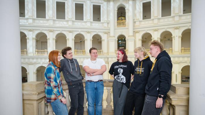 Na zdjęciu sześcioro studentów w Gmachu Głównym PW