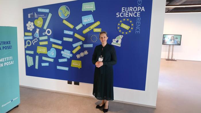 Na zdjęciu prof. Kamila Sałasińska na tle niebieskiej ścianki 