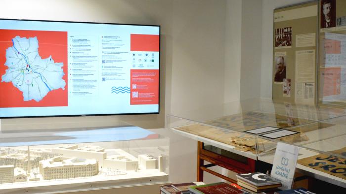 Na zdjęciu gabloty - ekspozycja w Muzeum Politechniki Warszawskiej