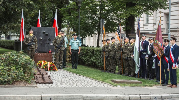Na zdjęciu żołnierze i poczty sztandarowe przy pomniku Batalionu "Golski"