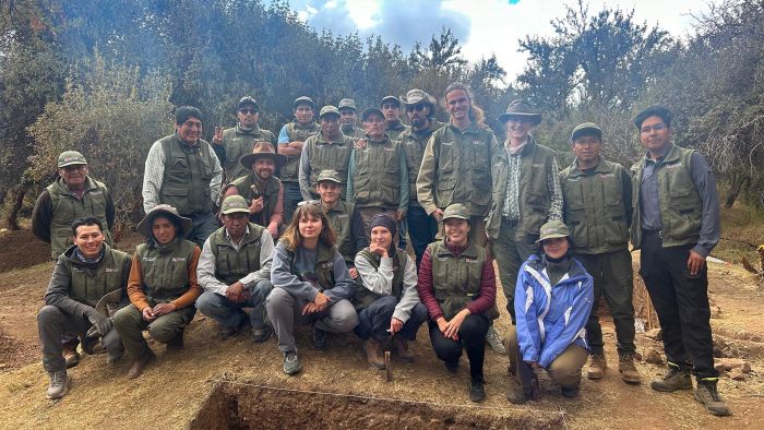 Na zdjęciu grupa kilkudziesięciu osób - uczestnicy  wykopalisk archeologicznych w Sacsayhuamán