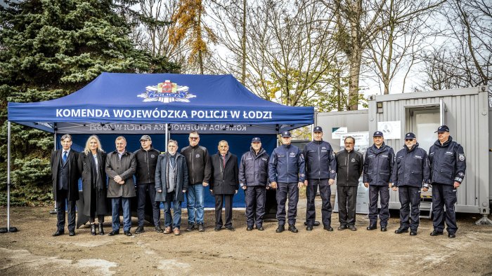 Na zdjęciu przedstawiciele policji oraz konsorcjum tworzącego Mobilną Platformę Kryminalistyczną. Ludzie stoją przy namiocie z napisem: Komenda Wojewódzka Policji w Łodzi