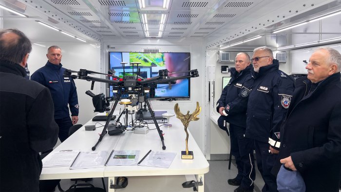 Na zdjęciu wnętrze Mobilnej Platformy Kryminalistycznej oraz zwiedzający to wnętrze ludzie - przedstawiciele policji