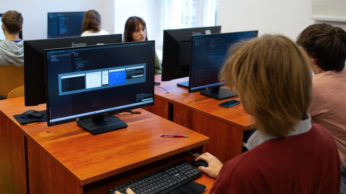 Na zdjęciu studenci geoinformatyki siedzą przy komputerach