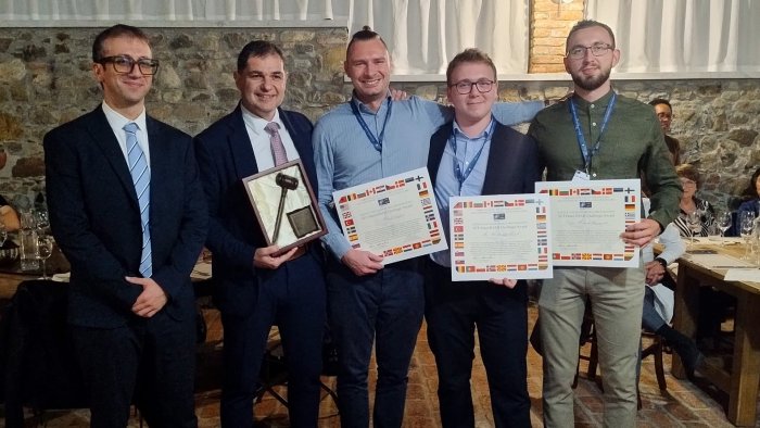 Na zdjęciu zwycięska drużyna z dyplomami