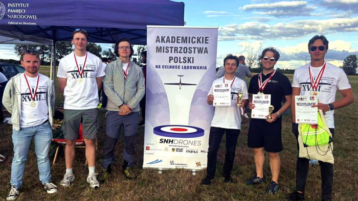 Na zdjęciu reprezentanci Politechniki Warszawskiej w XVIII Akademickich Mistrzostw Polski na Celność Lądowania