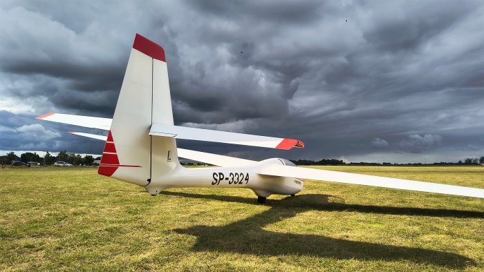 Na zdjęciu szybowiec w trakcie XVIII Akademickich Mistrzostw Polski na Celność Lądowania