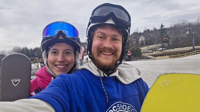 Na zdjęciu Katarzyna Matys-Popielska i Krzysztof Popielski stoją na stoku, trzymając deski snowboardowe