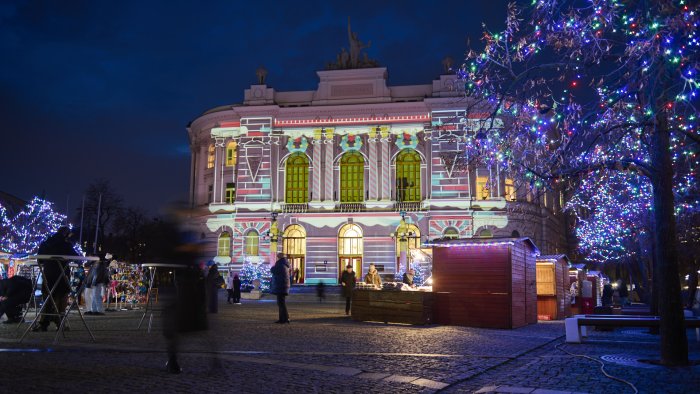Na zdjęciu Gmach Główny w świątecznej iluminacji 