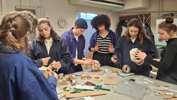 Na zdjęciu grupa studentów przy stole podczas pracy z betonem architektonicznym