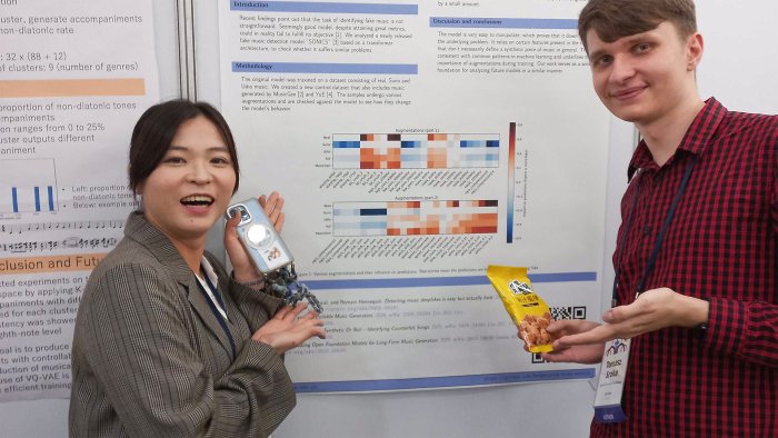 Na zdjęciu inż. Tomasz Sroka stoi przy posterze na konferencji ISMIR 2025