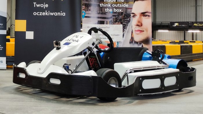 Na zdjęciu biały gokart stworzony przez Koło Naukowe ADek