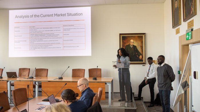 Na zdjęciu: studenci PW podczas prezentacji na konkursie Circular Shift: Business Reinvented