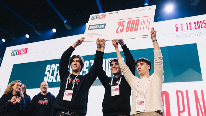 Na zdjęciu: zwycięzcy w jednej z kategorii HackNation