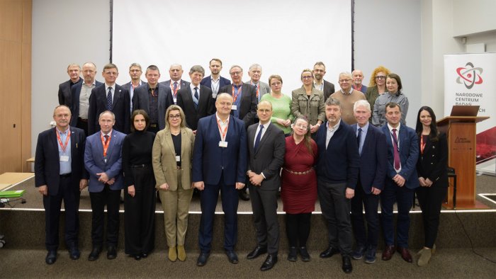 Na zdjęciu grupa stojących osób: członkowie Rady Naukowej NCBJ kadencji 2025-2029