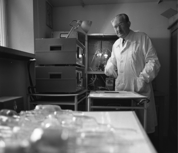 Na zdjęciu prof. Janusz Groszkowski w laboratorium, lata 60.