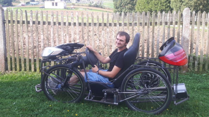 Na zdjęciu: Łukasz Bereś, autor pojazdu z napędem suwnicowym