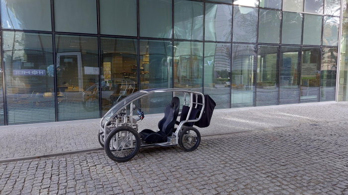 Na zdjęciu: pojazd z napędem suwnicowym