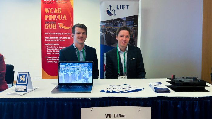 Na zdjęciu Jerzy Jastrzębiec-Jankowski i Mikołaj Domagalski siedzą przy stole na konferencji M-Enabling Summit w Waszyngtonie