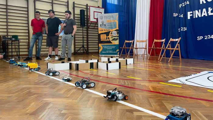 Na zdjęciu studenci z Kola Naukowego Zrób to Sam podczas zajęć dla młodzieży