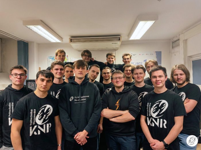 Na zdjęciu grupa studentów z sekcji KNR Drone