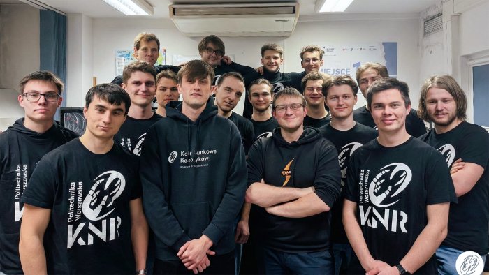 Na zdjęciu grupa studentów z sekcji KNR Drone