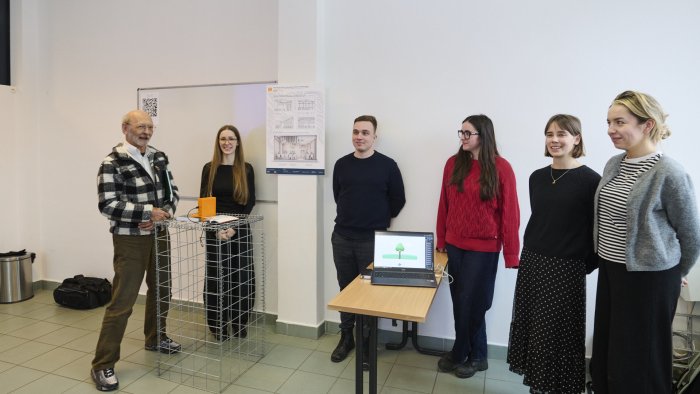 Na zdjęciu: prof. Andrzej Kraśniewski ze studentami podczas prezentacji projektów realizowanych wspólnie przez studentów WEiTI i WAPW