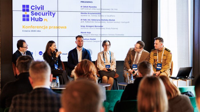 Na zdjęciu sześć osób na scenie oraz słuchacze podczas konferencji prasowej na temat projektu Civil Security Hub Poland 