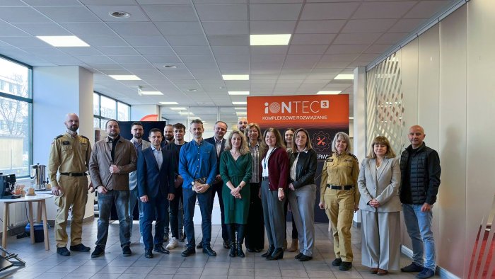 Na zdjęciu zespół realizujący projekt „System bezpieczeństwa przeciwpożarowego dla przydomowego magazynu energii elektrycznej”