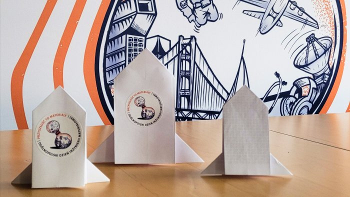 Na zdjęciu rakiety z origami, które będą składać uczestnicy Ogólnopolskiego Dnia Inżynierii Materiałowej 2026