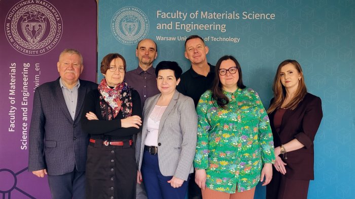 Na zdjęciu grupa naukowców z Wydziału Inżynierii Materiałowej zajmujących się tematami korozyjnymi