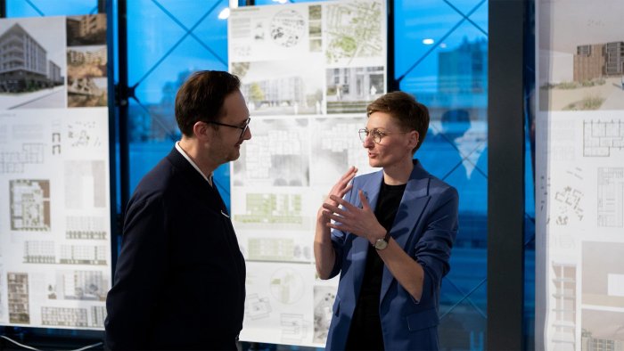 Na zdjęciu rozmawiają dr inż. arch. Jakub Heciak z Wydziału Architektury PW oraz prezydentka Kielc, Agata Wojda