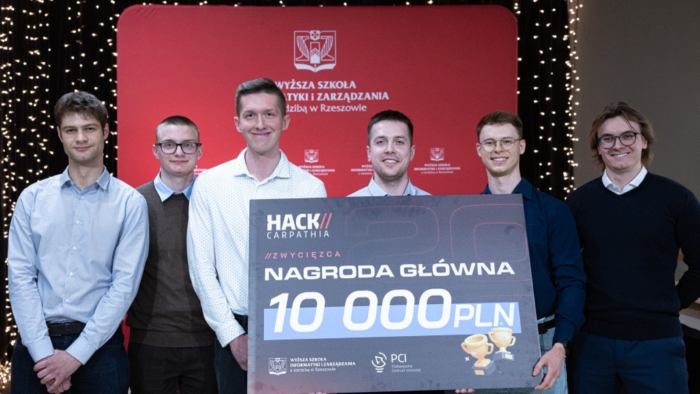 Na zdjęciu: członkowie zespołu CombAIns z nagrodą w Hack Carpathia 2026