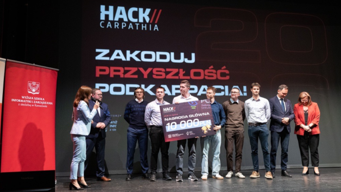 Na zdjęciu: członkowie zespołu CombAIns z nagrodą w Hack Carpathia 2026