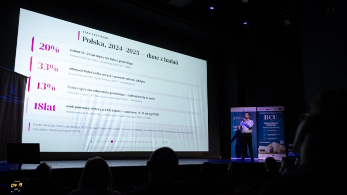 Na zdjęciu: członek zespołu CombAIns podczas prezentacji na Hack Carpathia 2026